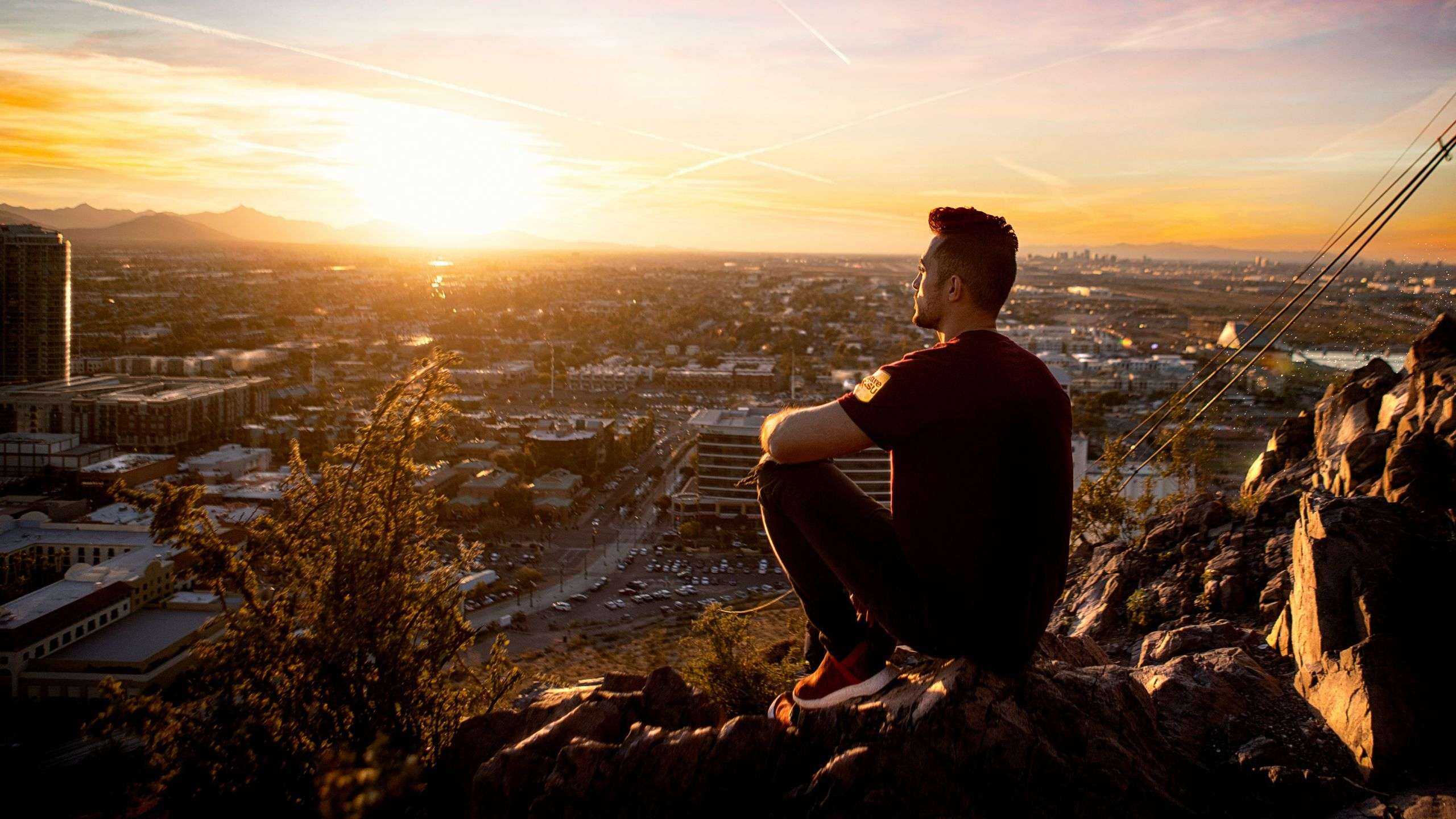 Man overlooking Tempe Arizona cityscape at sunset – symbolic reflection for compassionate direct cremation services