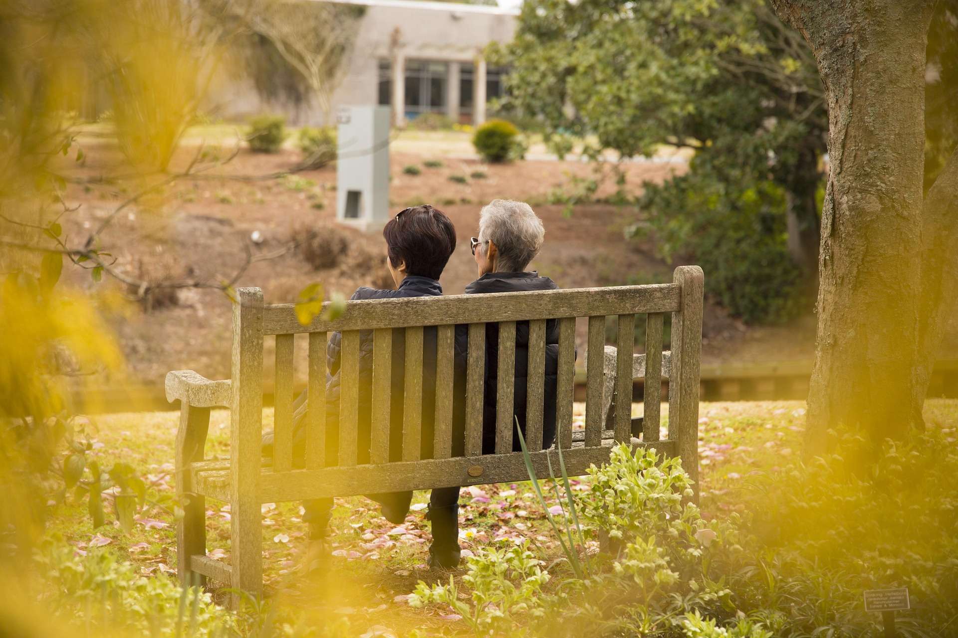 MomDaughterOnBench
